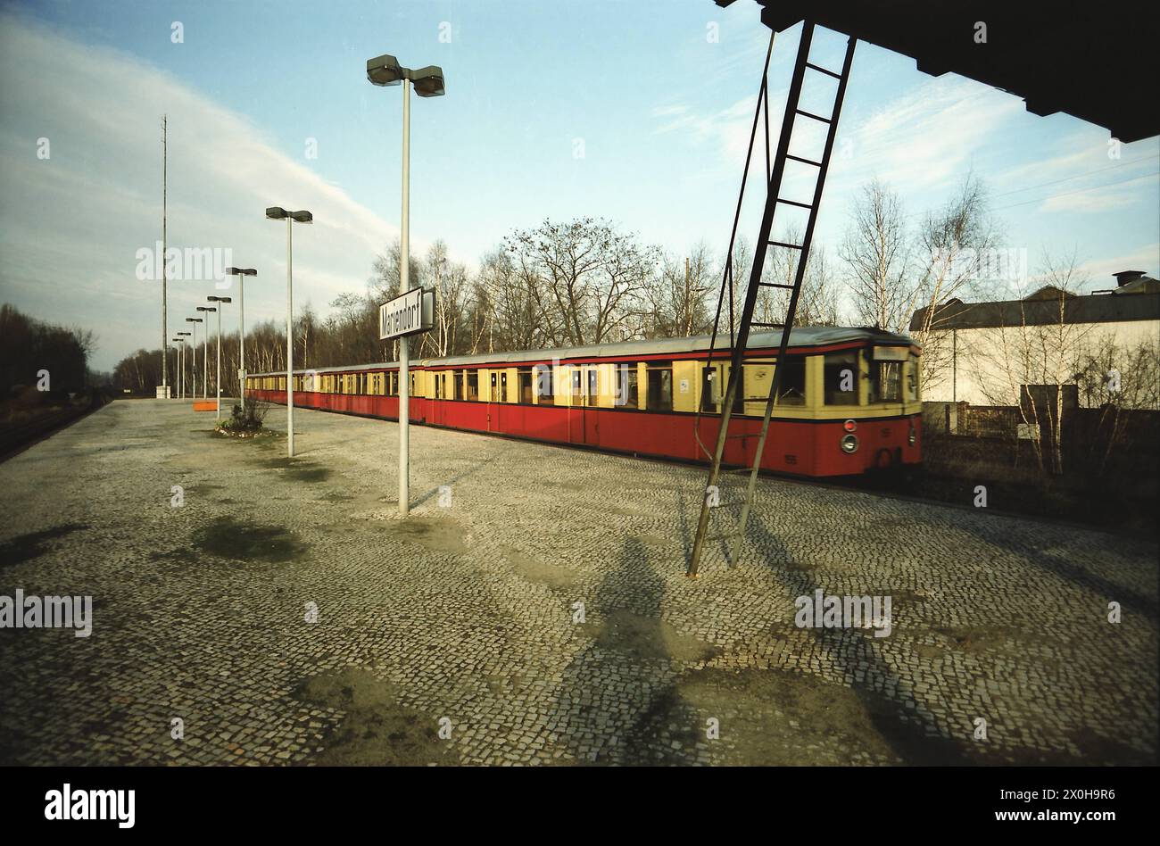 Un treno S-Bahn sulla linea S2 con partenza dalla stazione Mariendorf di Berlino. [traduzione automatizzata] Foto Stock