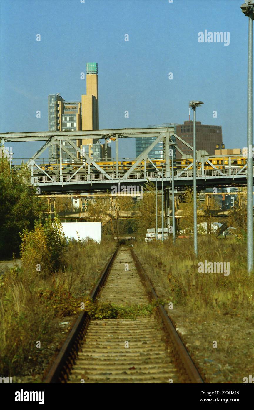Nel 2005, non c'era modo di sapere che questo sarebbe diventato un giorno un bellissimo parco. L'area intorno alla vecchia stazione merci di Potsdam è ancora caratterizzata da degrado. La linea della metropolitana per Gleisdreieck la attraversa. I nuovi edifici nell'area di Potsdamer Platz possono essere visti sullo sfondo. Un quadro storico [traduzione automatizzata] Foto Stock