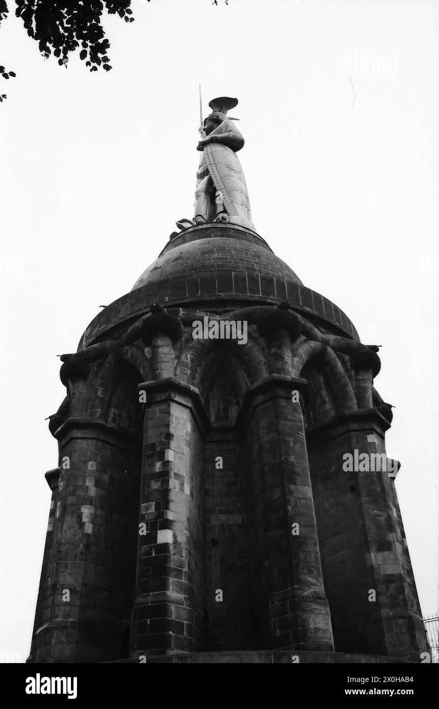 Come sappiamo oggi, il monumento è nel posto sbagliato. La famosa battaglia nella foresta di Teuteburg non ebbe luogo lì, ma più a nord a Kalkriese. [traduzione automatizzata] Foto Stock