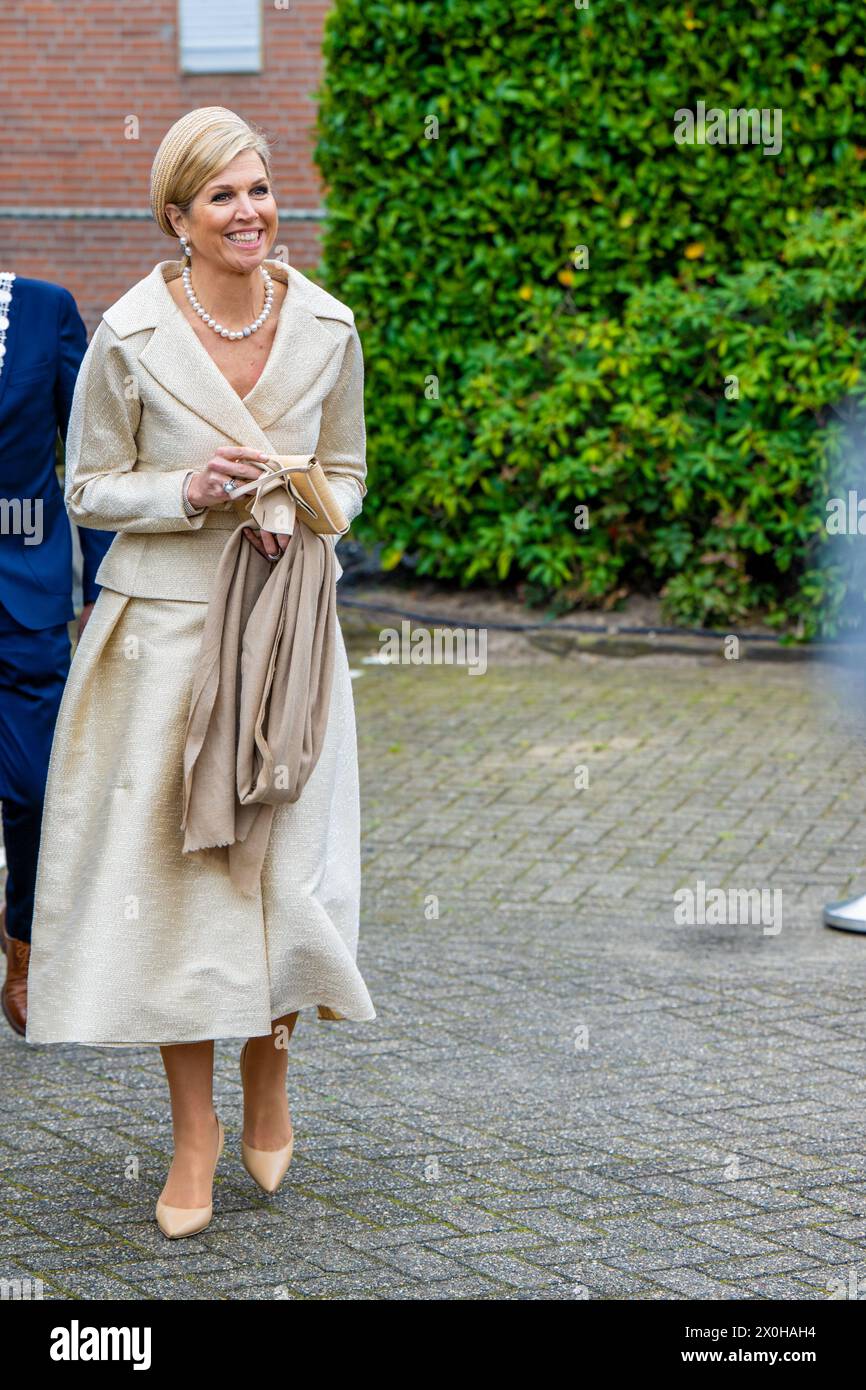 Oosterhout, Paesi Bassi, 11-4-2024 Queen Maxima durante una visita alla Festa delle ragazze al Container Service Groenenenboom a Oosterhout. Durante il Girls' Day, le ragazze visitano aziende tecniche e ICT per conoscere scienza, tecnologia e ICT Credit: NL Beeld / Patrick van Emst / Alamy Live News Foto Stock