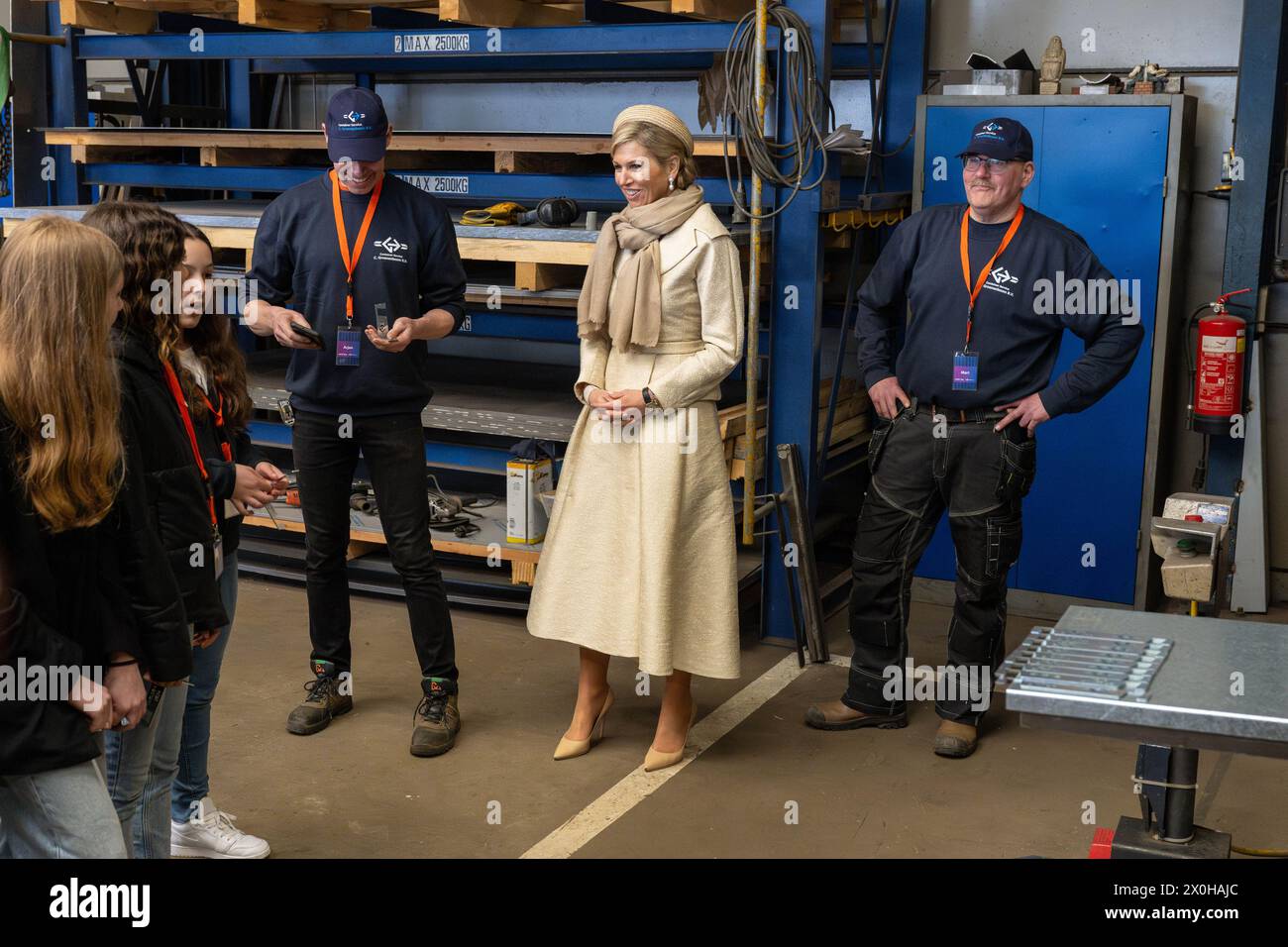 Oosterhout, Paesi Bassi, 11-4-2024 Queen Maxima durante una visita alla Festa delle ragazze al Container Service Groenenenboom a Oosterhout. Durante il Girls' Day, le ragazze visitano aziende tecniche e ICT per conoscere scienza, tecnologia e ICT Credit: NL Beeld / Patrick van Emst / Alamy Live News Foto Stock