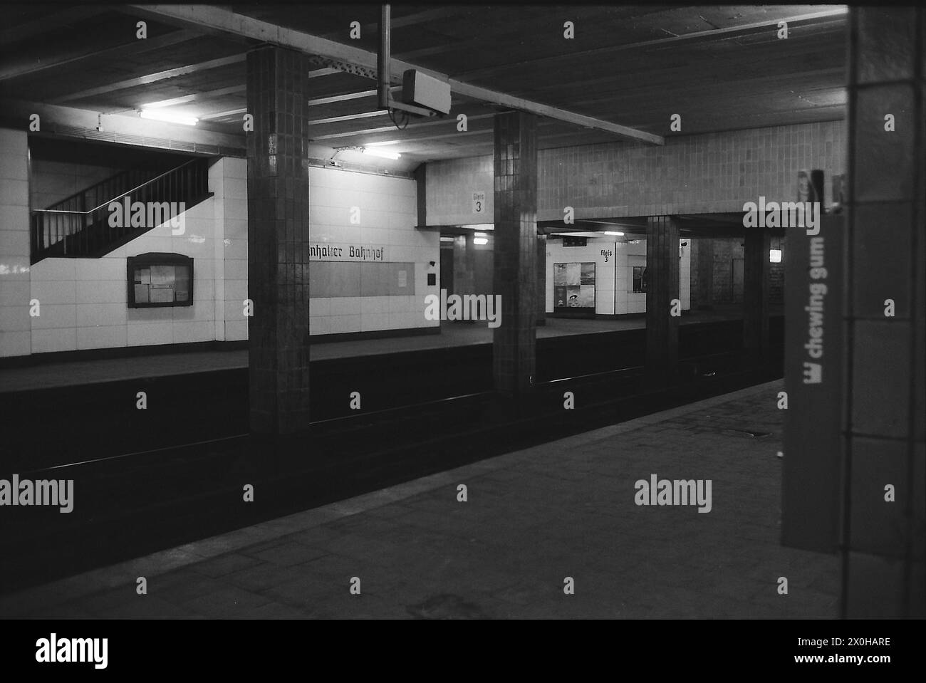 La stazione della metropolitana S-Bahn dell'Anhalter Bahnhof - la parte in superficie era già stata demolita, fatta eccezione per una sezione del muro del portico - fa una vista desolata, solo piccole aree avevano ancora le vecchie piastrelle sul muro nel 1980. [traduzione automatizzata] Foto Stock