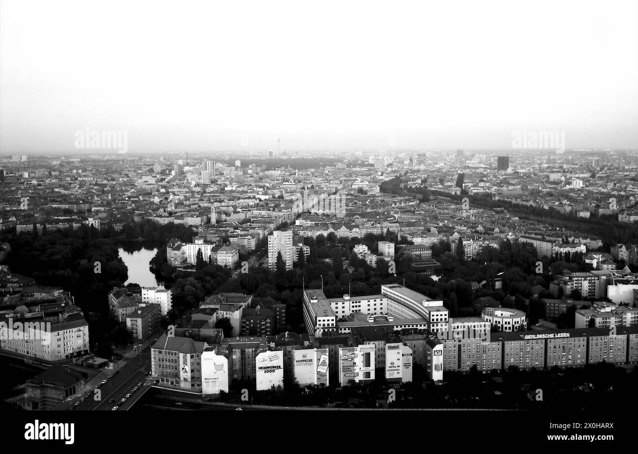 La vista spazia sul mare delle case verso il centro della città [traduzione automatica] Foto Stock