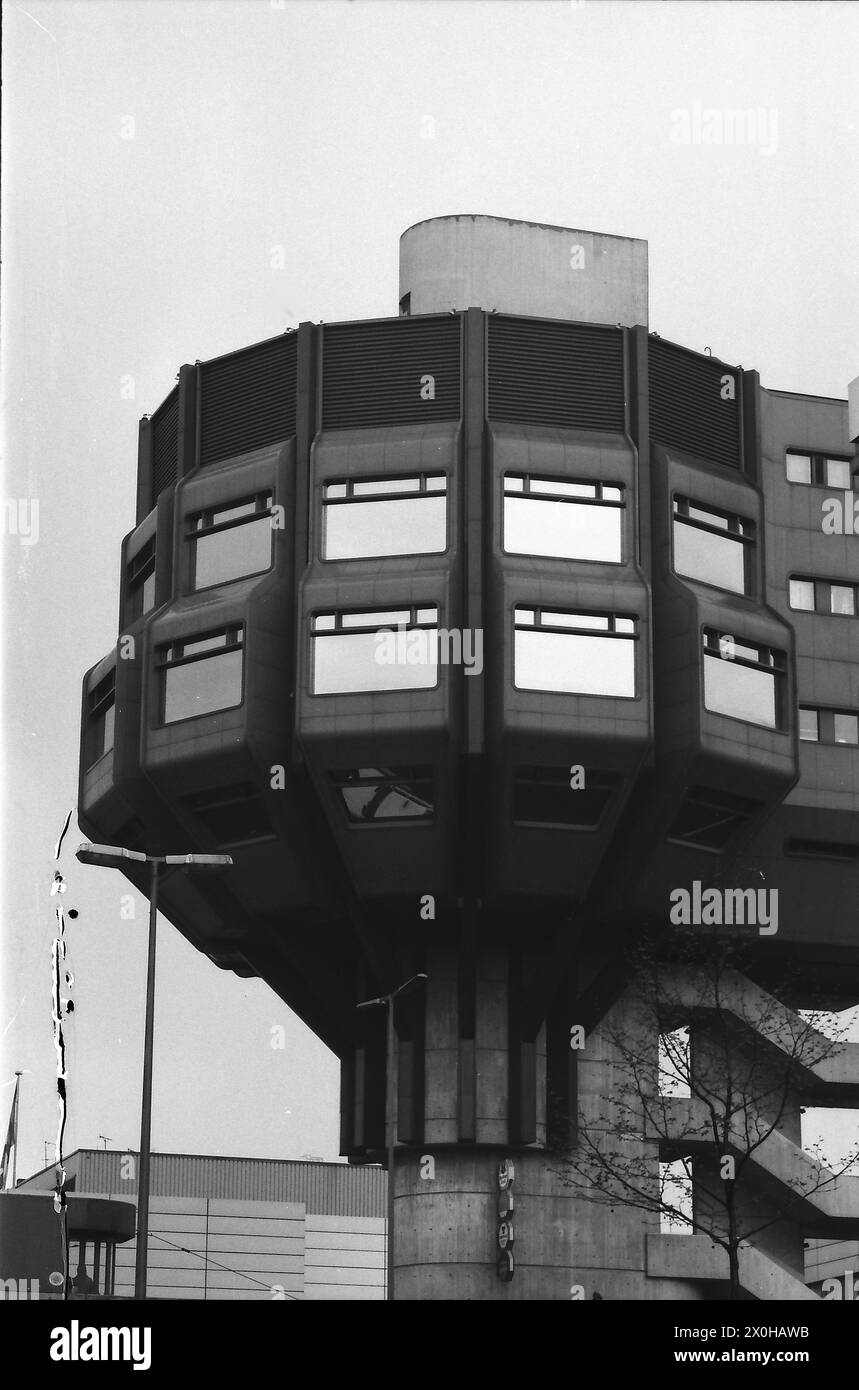 Il Bierpinsel, come l'edificio è popolarmente conosciuto, ha un'impronta di pochi metri quadrati. Si trova all'incirca nel mezzo della Steglitzer Schlossstrasse e vi si sporge. Allora (purtroppo non più nel 2015), era un ottimo posto per bere caffè e mangiare. Anche i programmi radiofonici sono stati trasmessi da lì. [traduzione automatizzata] Foto Stock