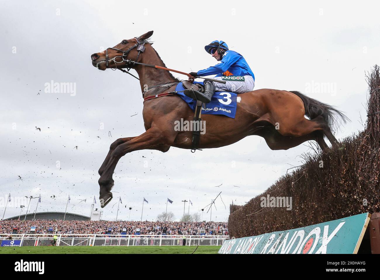 Giovinco cavalcato da Stephen Mulqueen rilancia il salto durante le 13:45 Huyton Asphalt Franny Blennerhassett Memorial Mildmay Novices' Steeple Chase (Classe 1) durante il Randox Grand National 2024 Ladies Day presso l'Aintree Racecourse, Liverpool, Regno Unito, 12 aprile 2024 (foto di Mark Cosgrove/News Images) in , il 4/12/2024. (Foto di Mark Cosgrove/News Images/Sipa USA) Foto Stock