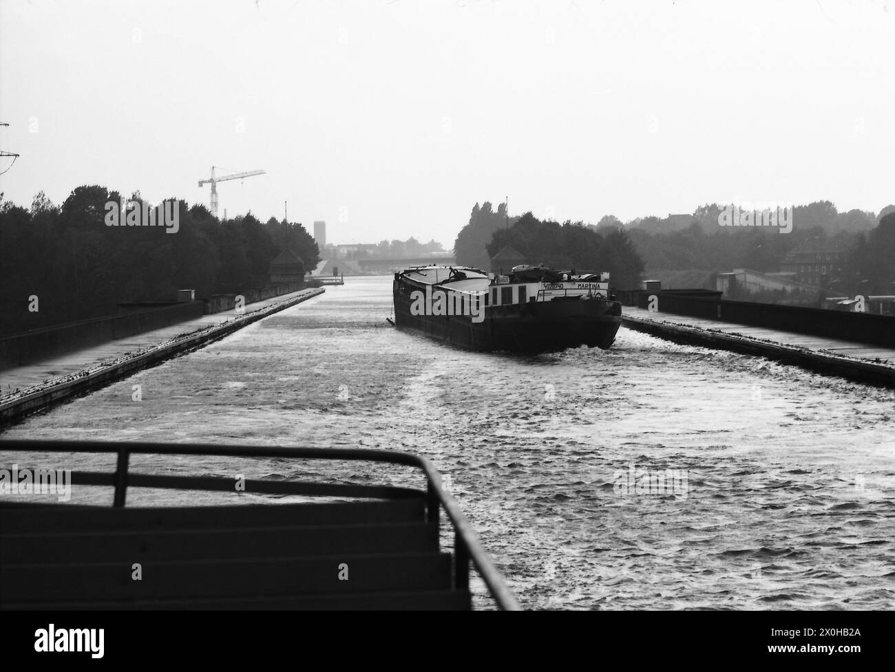 Il canale Mittelland non solo attraversa l'Elba vicino a Magdeburgo, ma anche il Weser vicino a Minden. Il ponte del canale Mittelland può essere visto qui. Una nave ha appena superato il piroscafo per escursioni sul canale. [traduzione automatizzata] Foto Stock