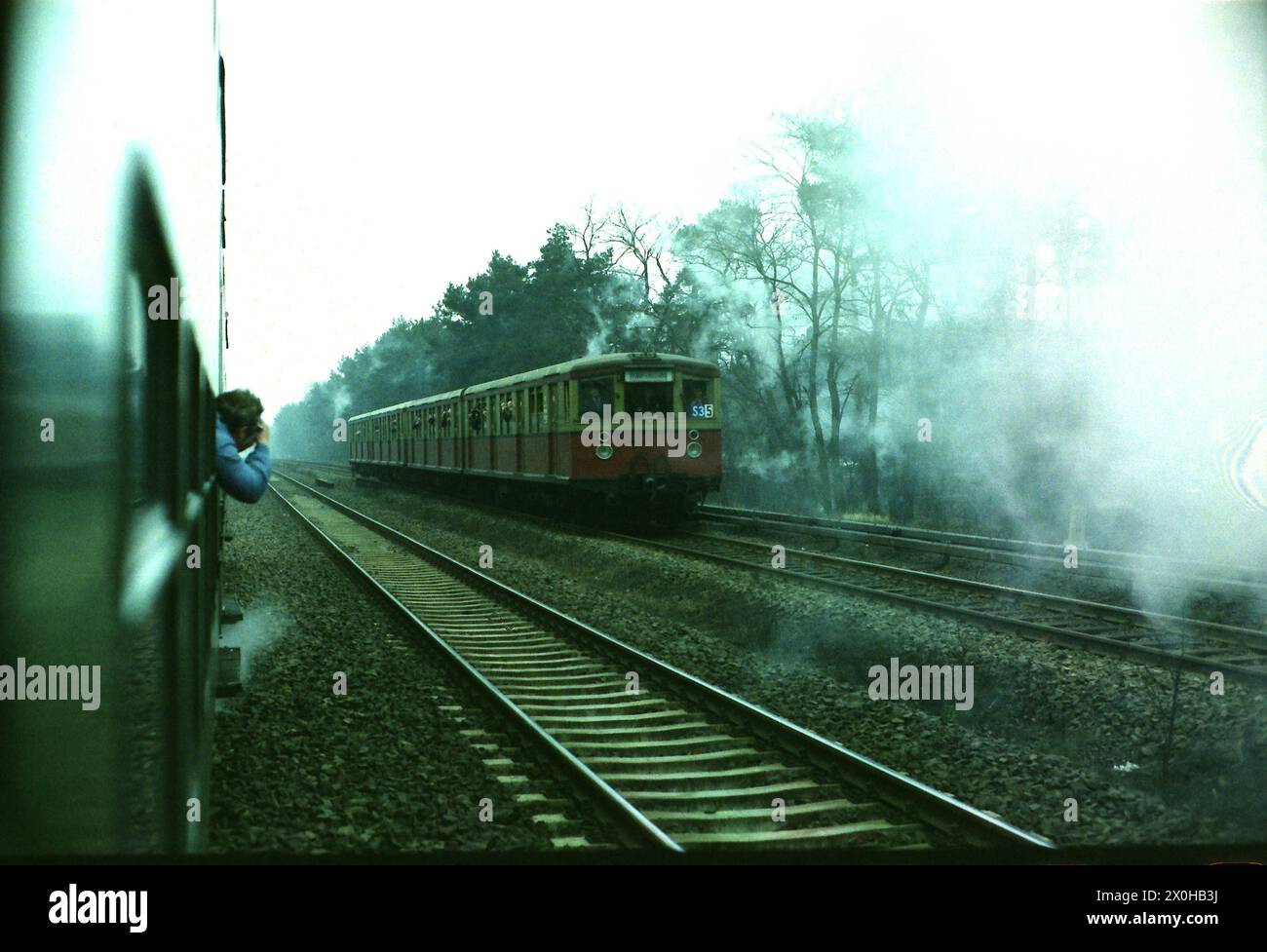 A volte c'erano corse parallele con la S-Bahn durante i viaggi speciali della Reichsbahn. Questo vale anche per un treno BVG S-Bahn tra Grunewald e Nikolassee [traduzione automatizzata] Foto Stock