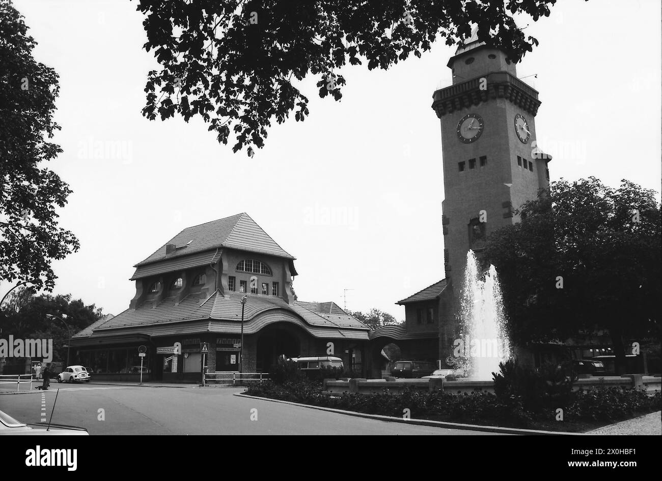 L'immagine mostra l'edificio della stazione della S-Bahn di Frohnau, probabilmente poco prima della sua riapertura [traduzione automatica] Foto Stock