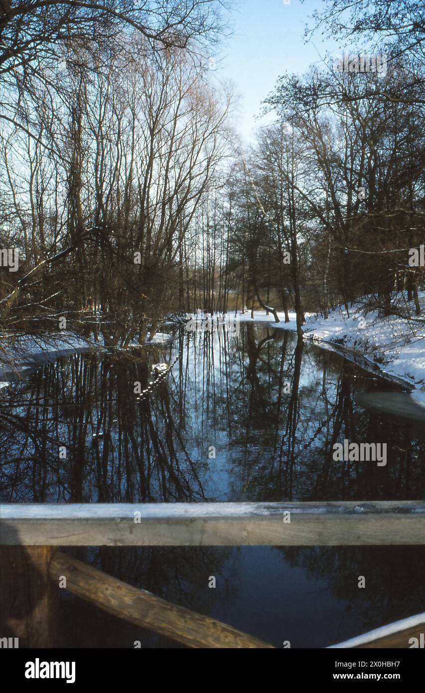 Anche questa è Berlino (Ovest). Ti sembra di essere in mezzo alla campagna. È possibile vedere il paesaggio invernale del fiume nell'immagine. [traduzione automatizzata] Foto Stock