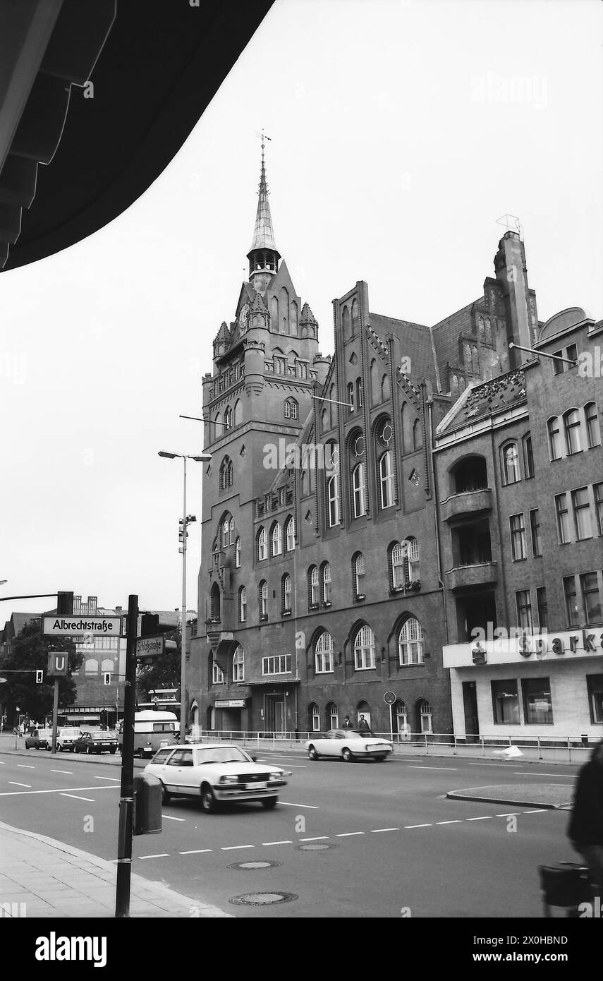 E' qui che inizia la strada dello shopping di Steglitz. Nel 1980, nessuno avrebbe potuto immaginare che il municipio di Steglitz sarebbe stato un giorno nel mezzo dello "Schloss", uno dei tanti centri commerciali di Berlino nel 2015. Di fronte c'è la rotatoria di Steglitz (non mostrata qui). [traduzione automatizzata]' Foto Stock