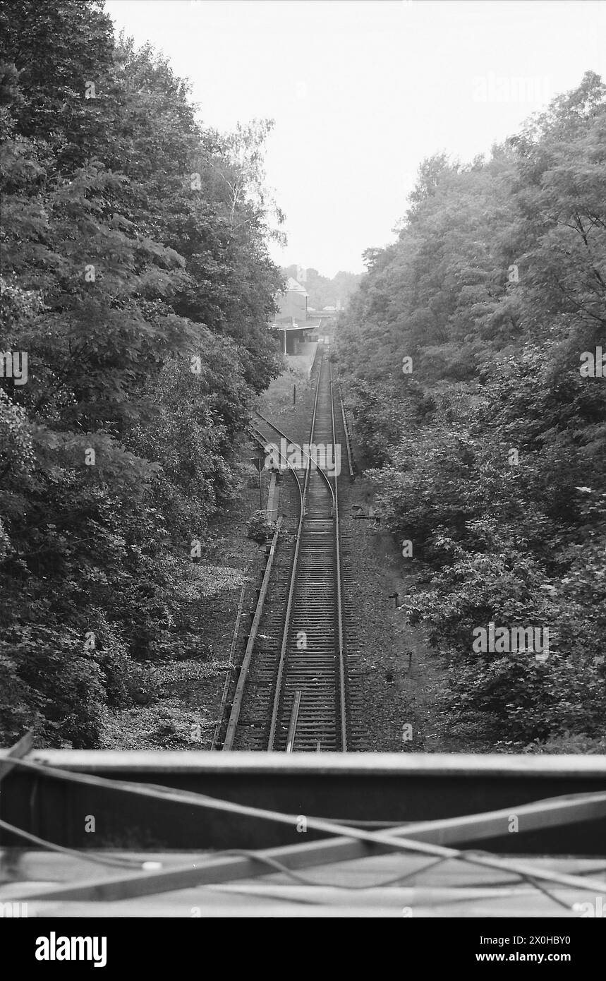 L'immagine mostra la linea che entra nella stazione di Frohnau nell'estate 84 poco prima della riapertura. Come potete vedere, la linea è inizialmente ancora a binario singolo. Ciò significa che verrà chiuso di nuovo in seguito per installare la seconda pista. [traduzione automatizzata] Foto Stock