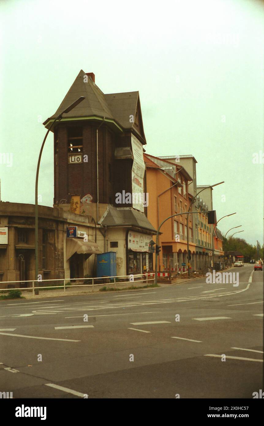 La scatola di segnalazione si trova sulla vecchia linea arteriosa a sud, che è stata interrotta per il traffico a lunga distanza negli anni '1950, e sogna che il traffico riprenda tra quattro anni. [traduzione automatizzata] Foto Stock
