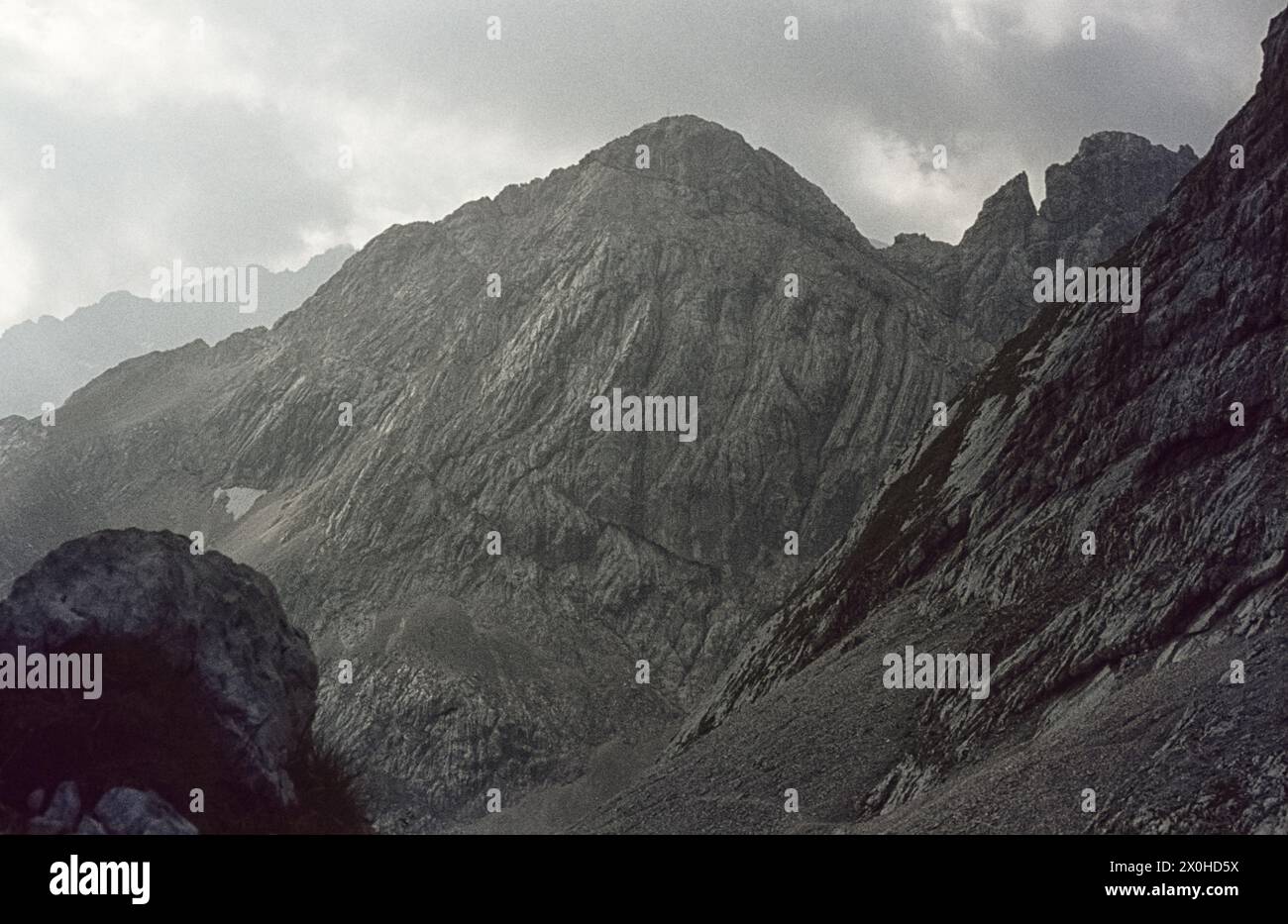 Vista dal sentiero escursionistico alla cresta orientale dell'Hochblassen con l'Hoher Gaif [traduzione automatica] Foto Stock