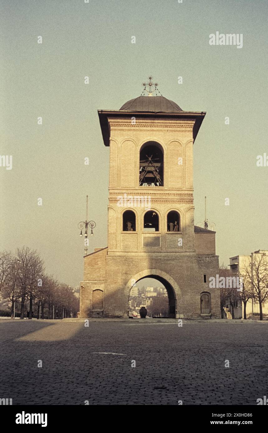 Campanile sulla strada Patriarhiei sul Dealul Mitropoliei. [traduzione automatizzata] Foto Stock