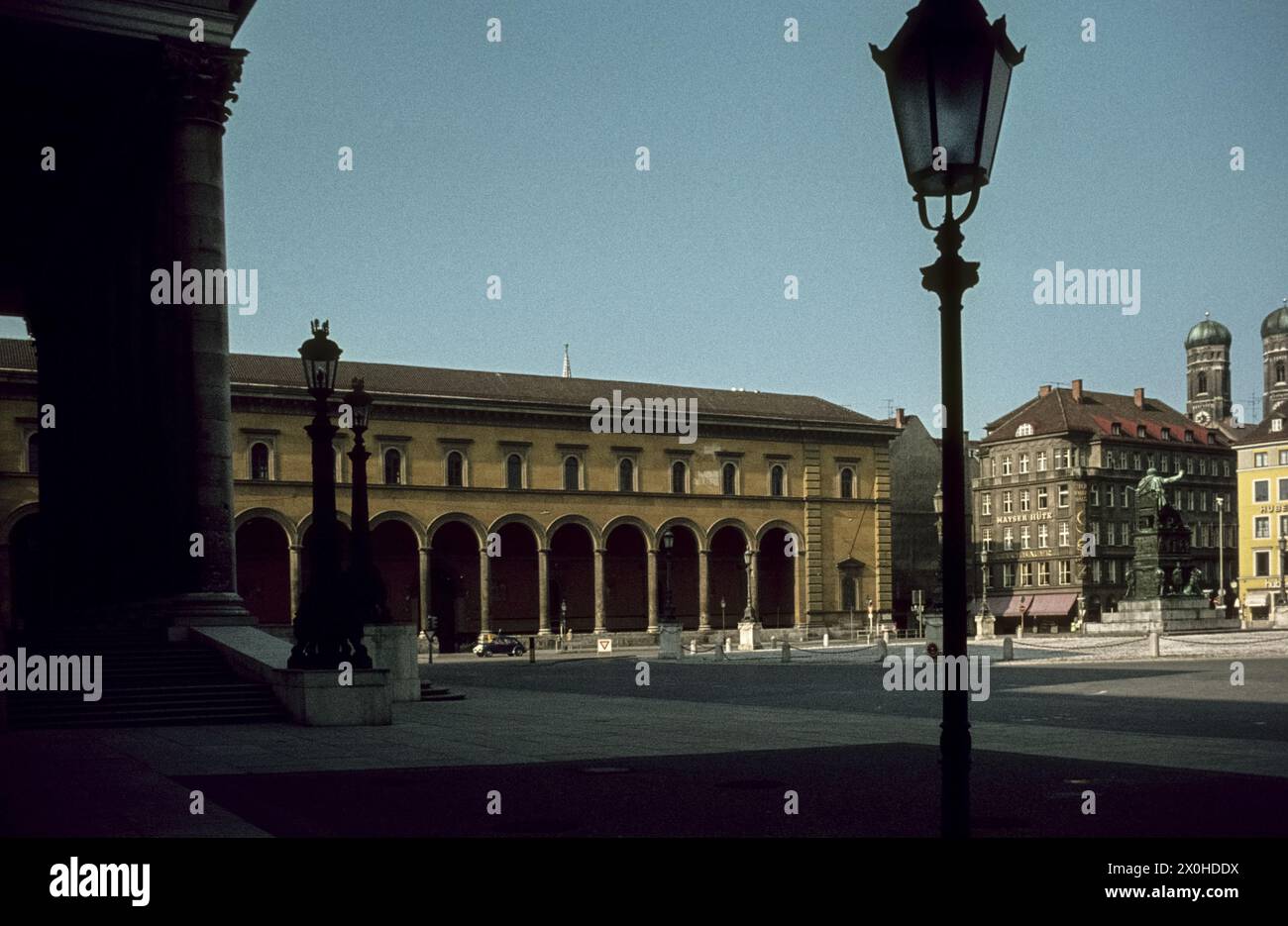 Vista dall'Opera di Stato attraverso la piazza fino al Palais Törring-Jettenbach (ex ufficio postale principale). Danni visibili nel façade. [traduzione automatica] Foto Stock