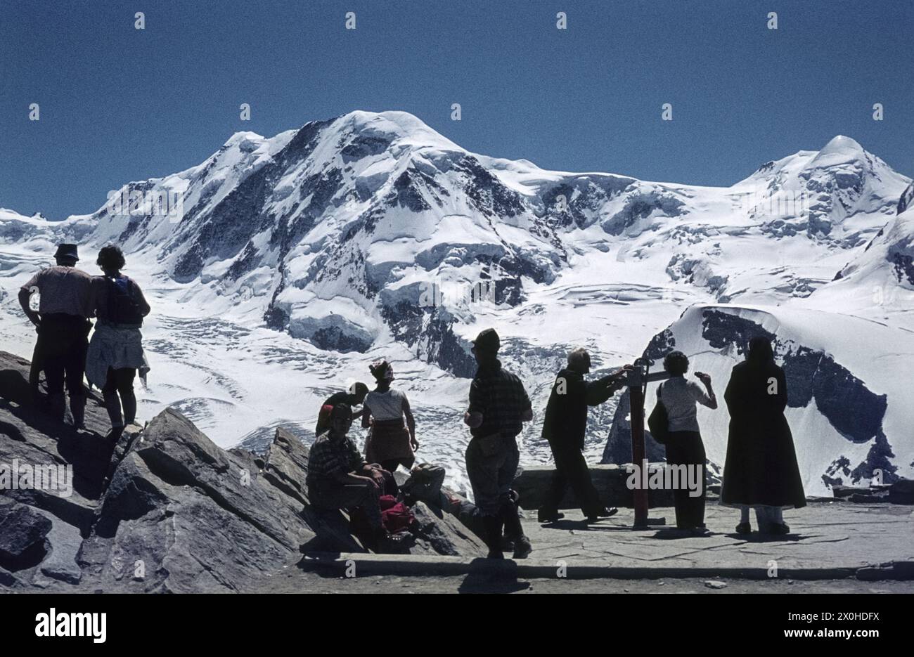 I turisti godono della vista sul massiccio del Monte Rosa vicino a Zermatt in Svizzera. [traduzione automatica] Foto Stock