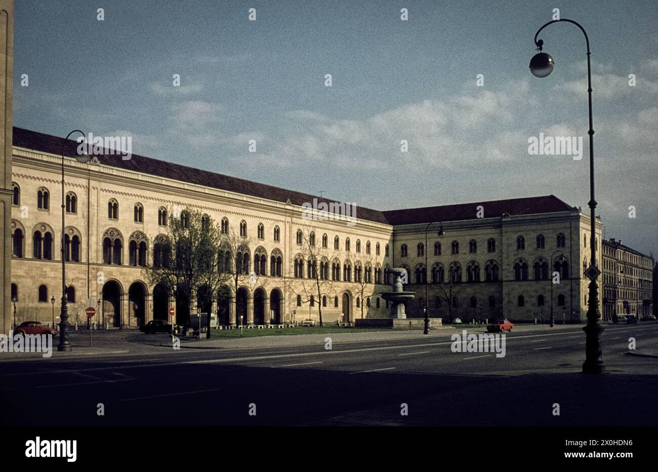 Edificio principale della LMU a Geschwister-Scholl-Platz la domenica mattina [traduzione automatica] Foto Stock