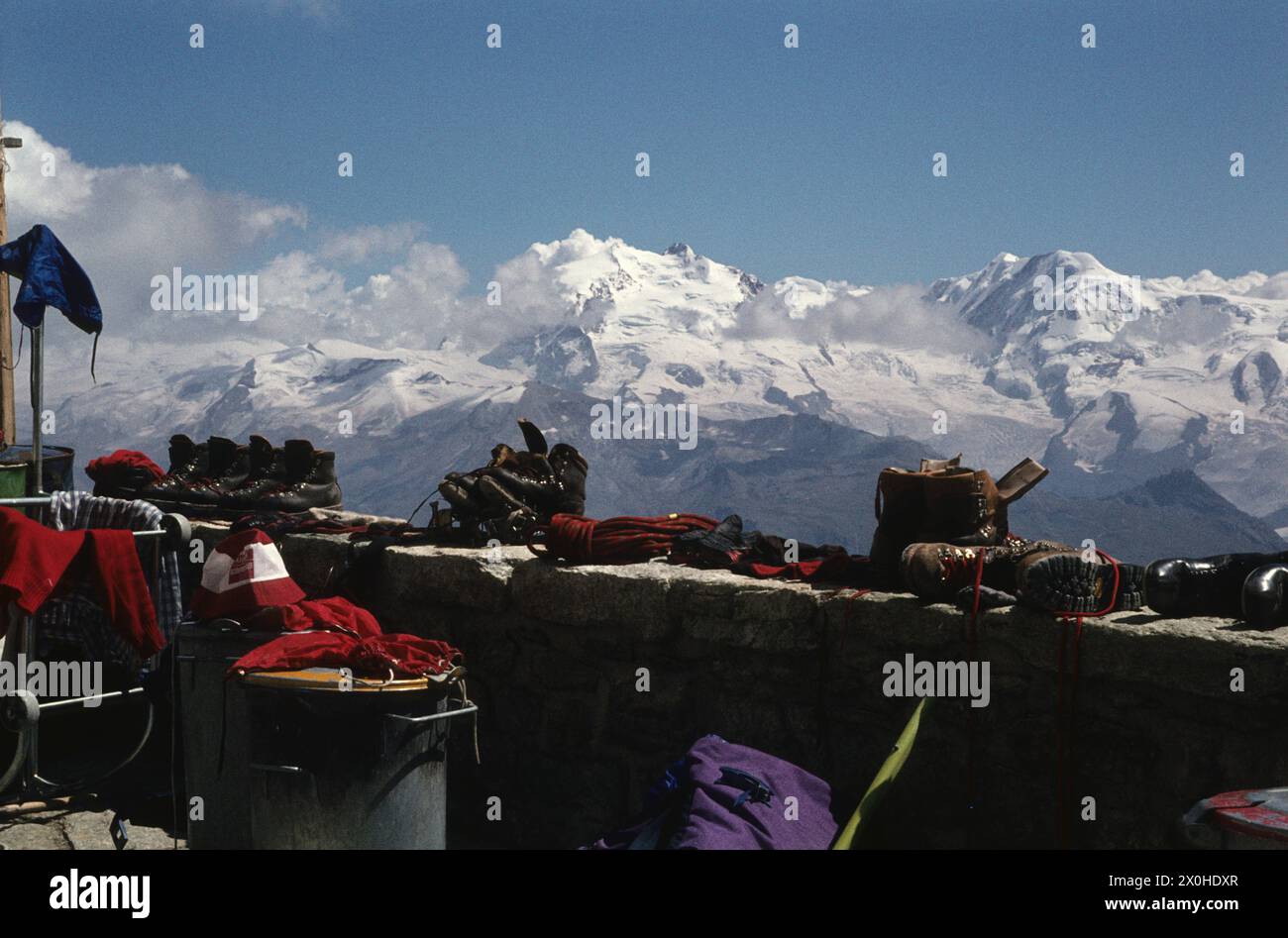 Gli alpinisti hanno lasciato i loro vestiti e scarpe, che si sono bagnati dal loro tour in alta quota, al sole per asciugare. [traduzione automatica] Foto Stock