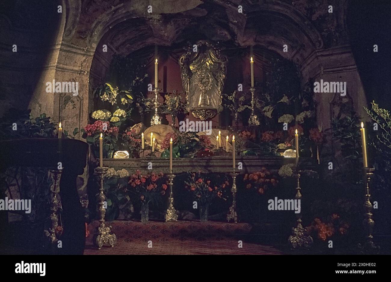 Il Santo Sepolcro nella cripta della Chiesa di Asam, che si può vedere solo il Venerdì Santo e il Sabato di Pasqua. [traduzione automatica] Foto Stock