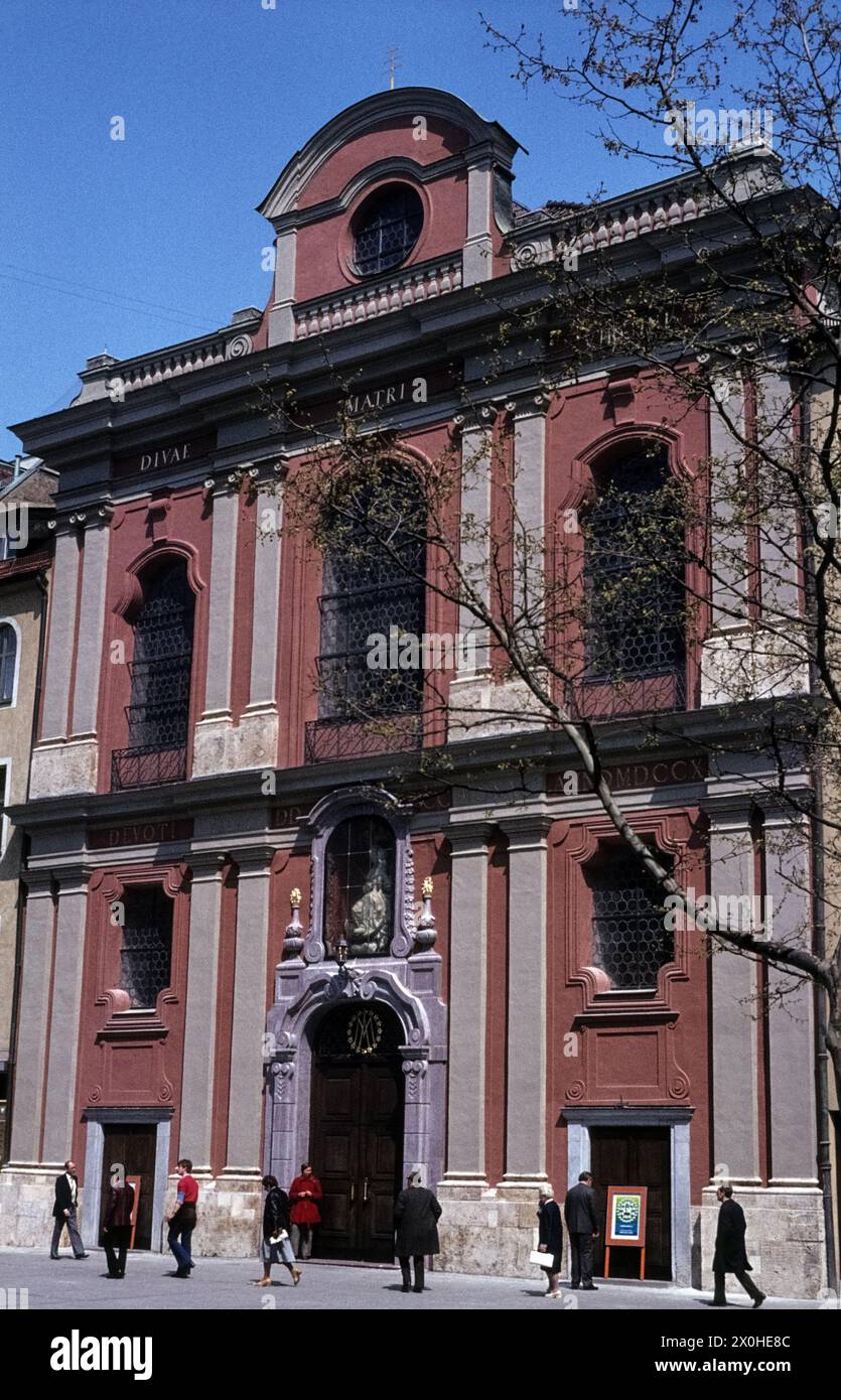 Vista esterna della chiesa vista dalla zona pedonale. [traduzione automatizzata] Foto Stock