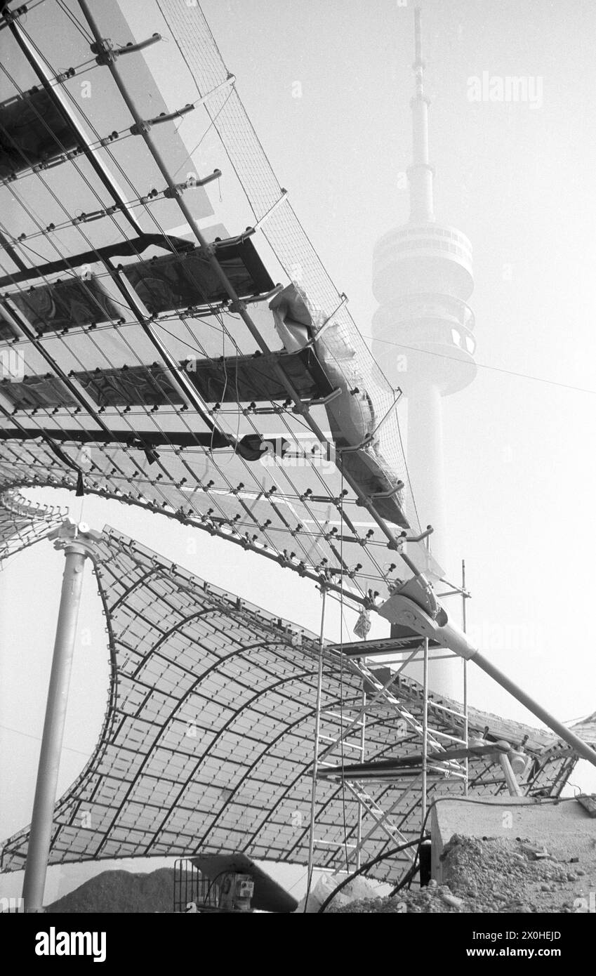 Il tetto della tenda di Monaco con torre della televisione durante il periodo di costruzione dei Giochi olimpici [traduzione automatica] Foto Stock