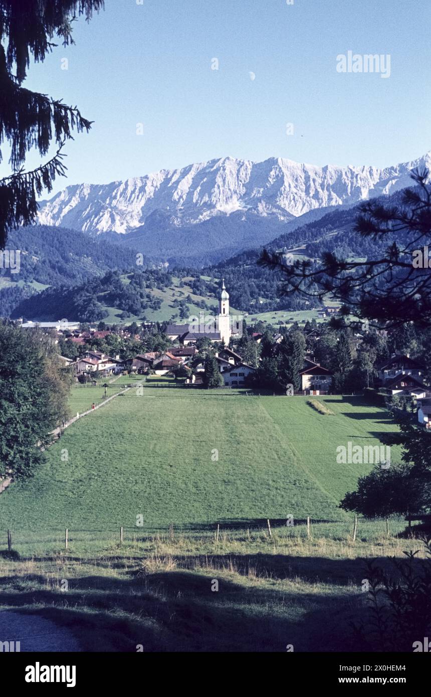 Panorama sulla discesa dal Kramer. Le montagne del Wetterstein sullo sfondo. [traduzione automatizzata] Foto Stock