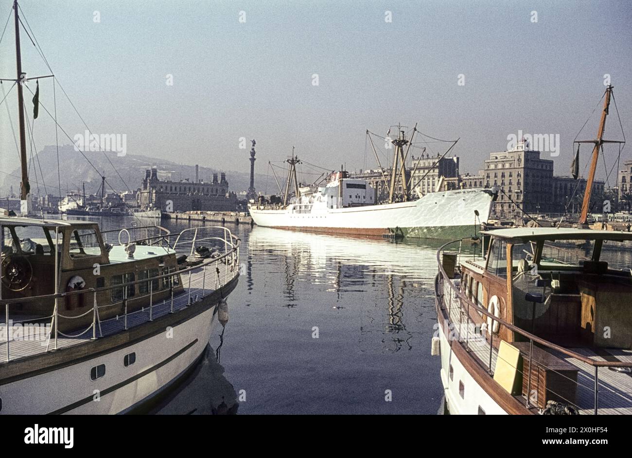 Il vecchio porto di Barcellona con gli yacht. La statua di Colombo sul retro [traduzione automatica] Foto Stock