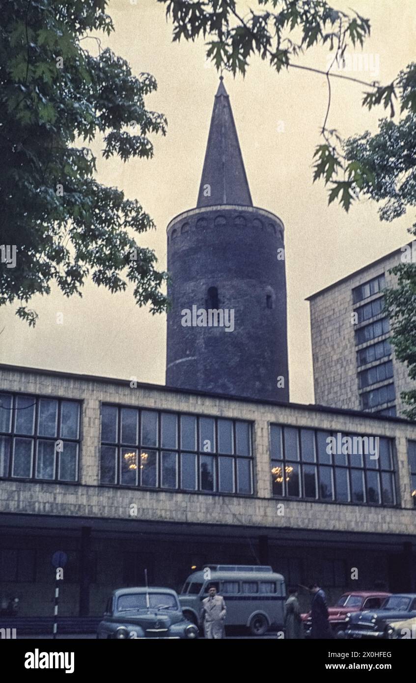 L'edificio governativo, oggi sede dell'Ufficio del Voivodato, con la Piast Tower, precedentemente nota localmente come Proskespargel. [traduzione automatizzata] Foto Stock