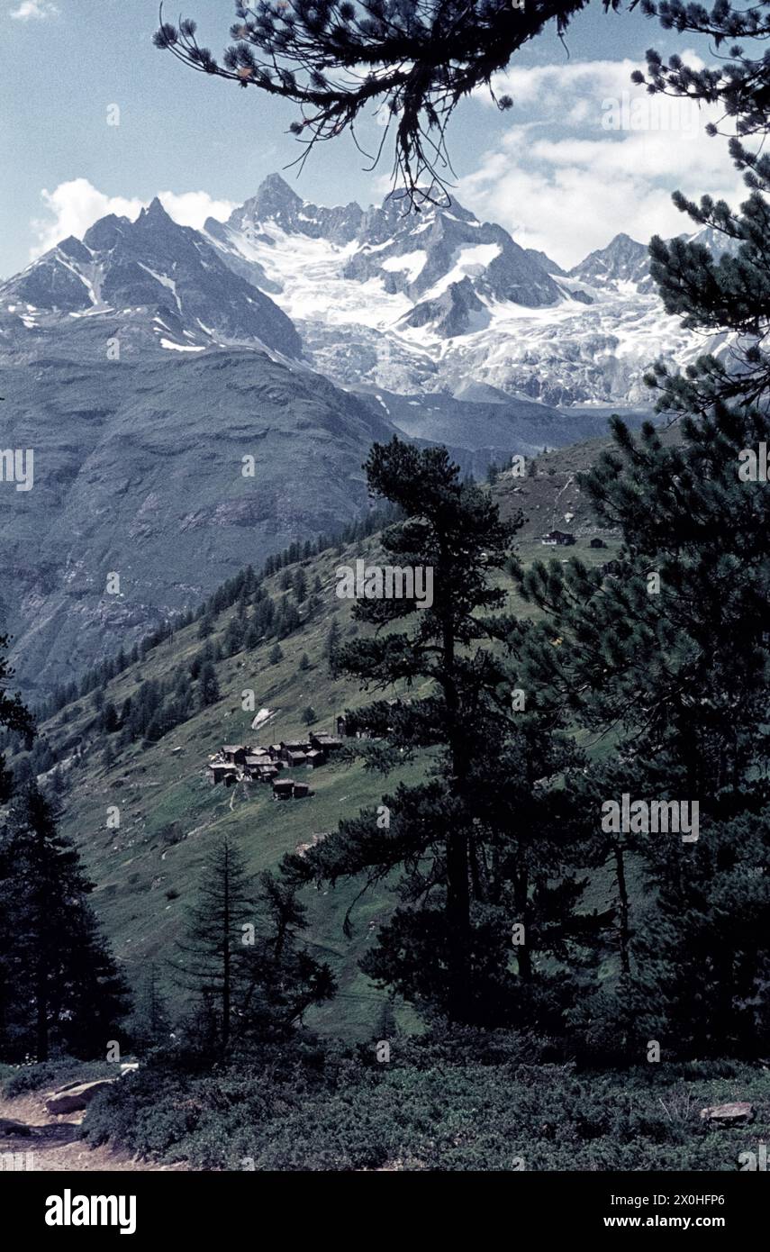 Vista su Findeln e sulle montagne circostanti. [traduzione automatica] Foto Stock