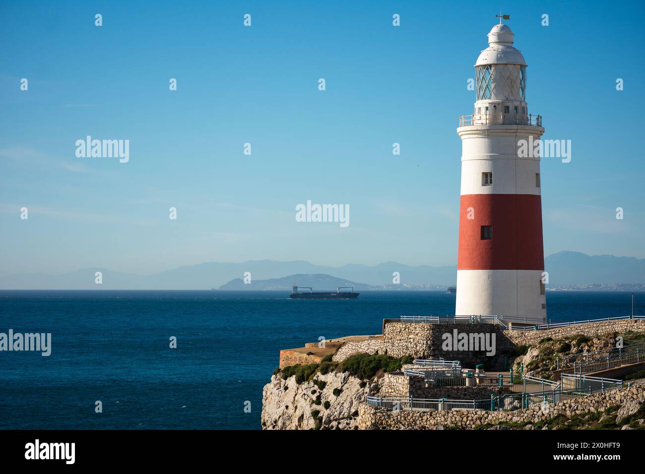il faro più a sud d'europa, in europe point a gibilterra, con le montagne dell'africa sullo sfondo. Foto Stock
