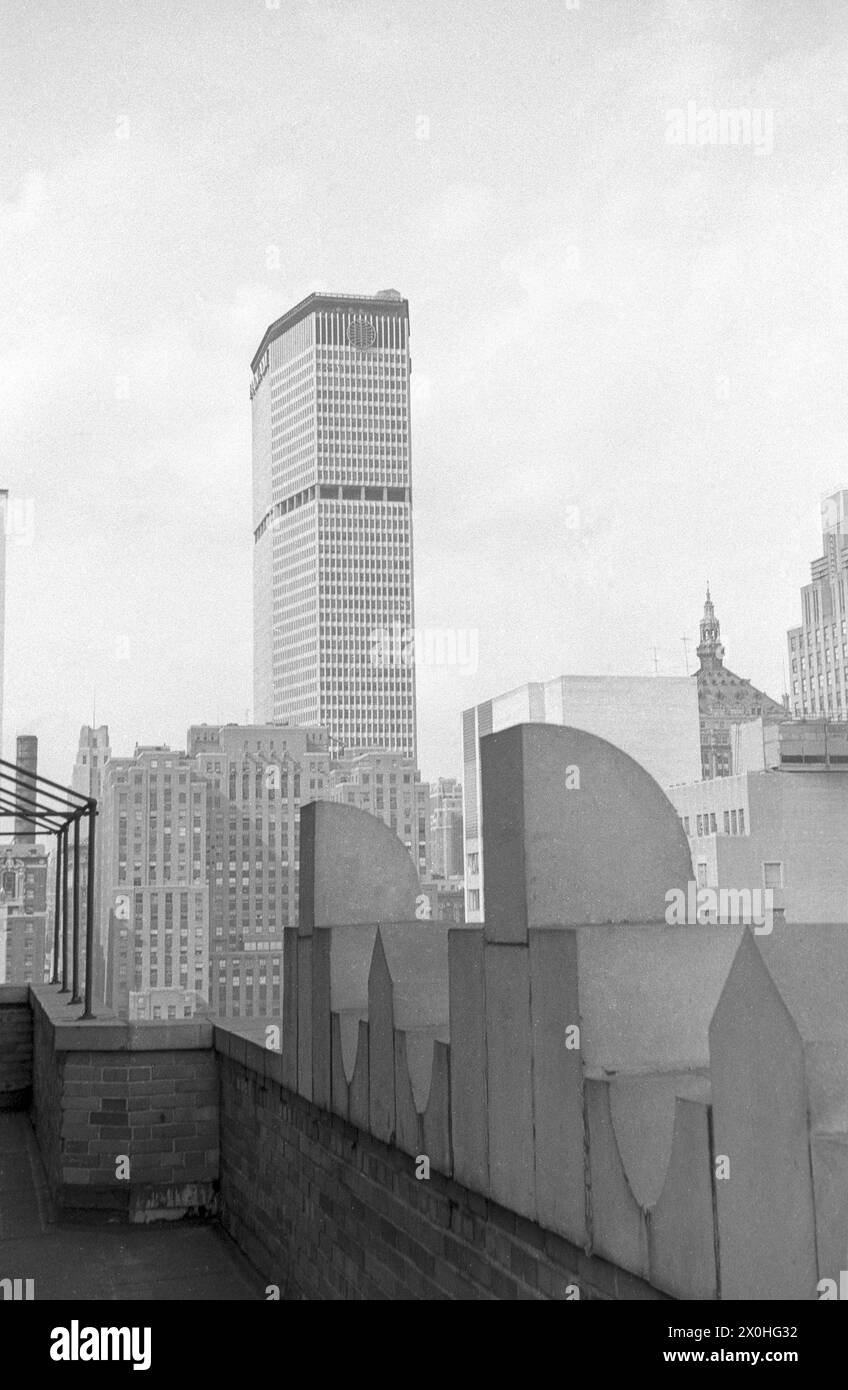 Vista del Pan Am Building, ora MetLife Building, dal tetto di un edificio per uffici. [traduzione automatizzata] Foto Stock