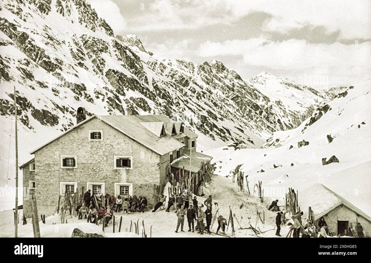 Gli sciatori fanno una pausa al Jamtalhütte nella valle di Paznaun. [traduzione automatica] Foto Stock