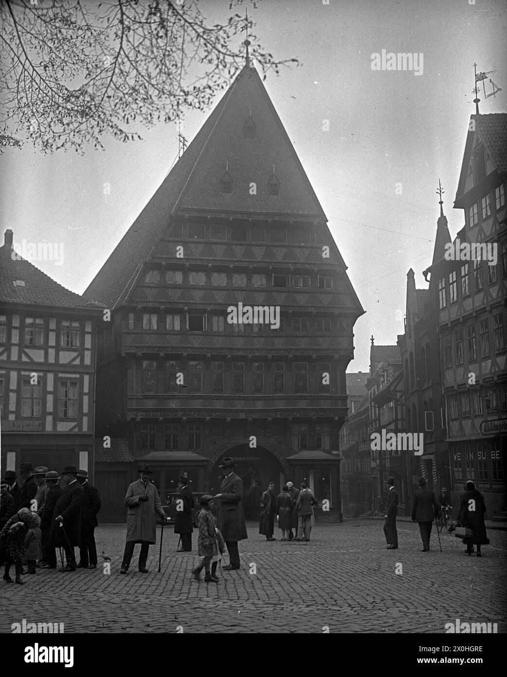 Passers-by e la Knochenhauer Amtshaus a Hildesheim. [traduzione automatica] Foto Stock