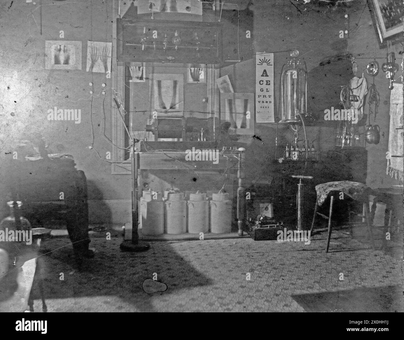 Immagine di uno studio medico nel 1905-1910 con una delle prime macchine a raggi X. Foto Stock