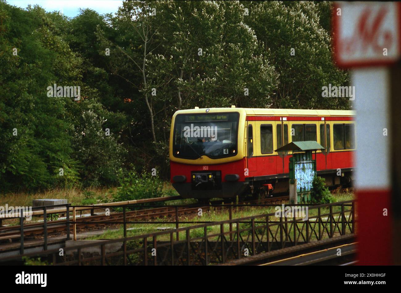 Il gruppo ferroviario 9 collega l'aeroporto di Schönefeld al sistema ferroviario leggero [traduzione automatizzata] Foto Stock
