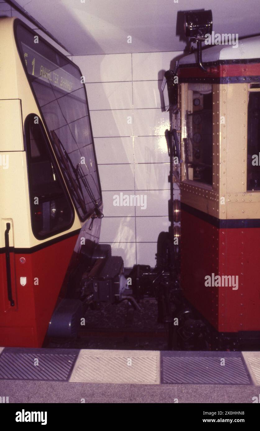 Anche se non tutti gli artefatti possono essere rimossi, l'immagine mantiene il suo potere simbolico. Il vecchio incontra il nuovo nel rinnovato Anhalter Bahnhof. Qualcuno sospettava allora che uno dei nuovi sarebbe bruciato nello stesso posto anni dopo e che la stazione avrebbe dovuto essere ristrutturata di nuovo? [traduzione automatizzata] Foto Stock