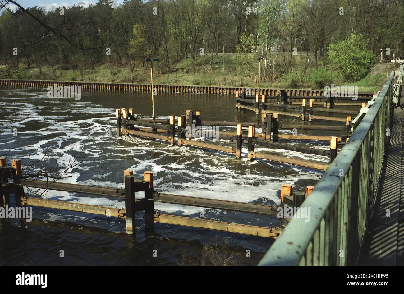 Il Canale Teltow fu chiuso al traffico per decenni dopo la guerra. Non fu riaperto fino al 1981. Parti della serratura furono costruite durante la seconda guerra mondiale e solo successivamente messe in funzione. [traduzione automatizzata] Foto Stock