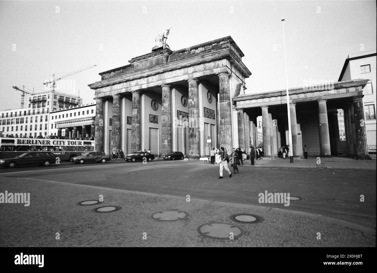 Ai cittadini comuni fu permesso di attraversare il cancello solo per un breve periodo di tempo. Molti hanno approfittato dell'opportunità. Ecco la foto di Ebertstrasse. [traduzione automatizzata] Foto Stock