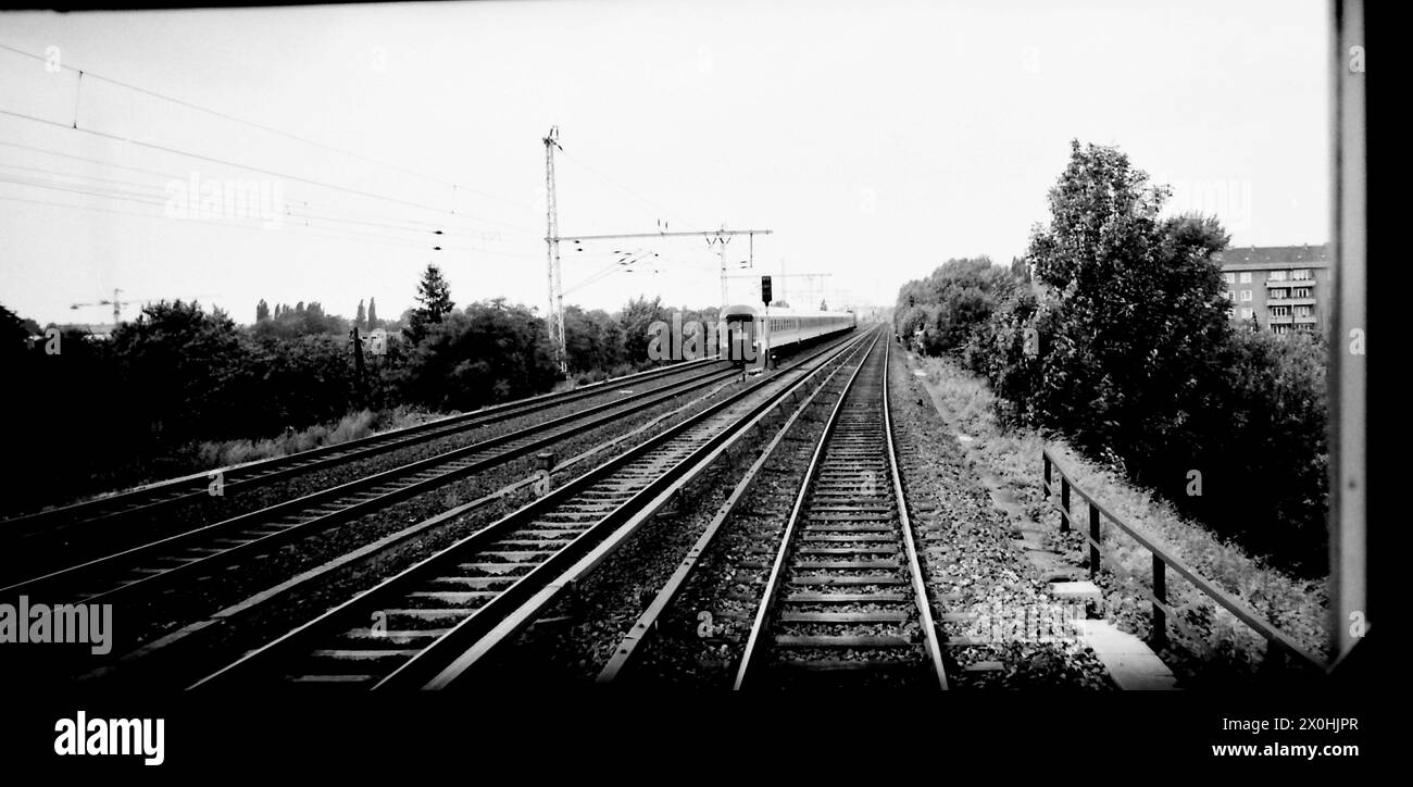 Il percorso è molto simile al paesaggio tra Plänterwald e Treptow e probabilmente sarà anche un treno a lunga percorrenza diretto verso Lichtenberg [traduzione automatica] Foto Stock