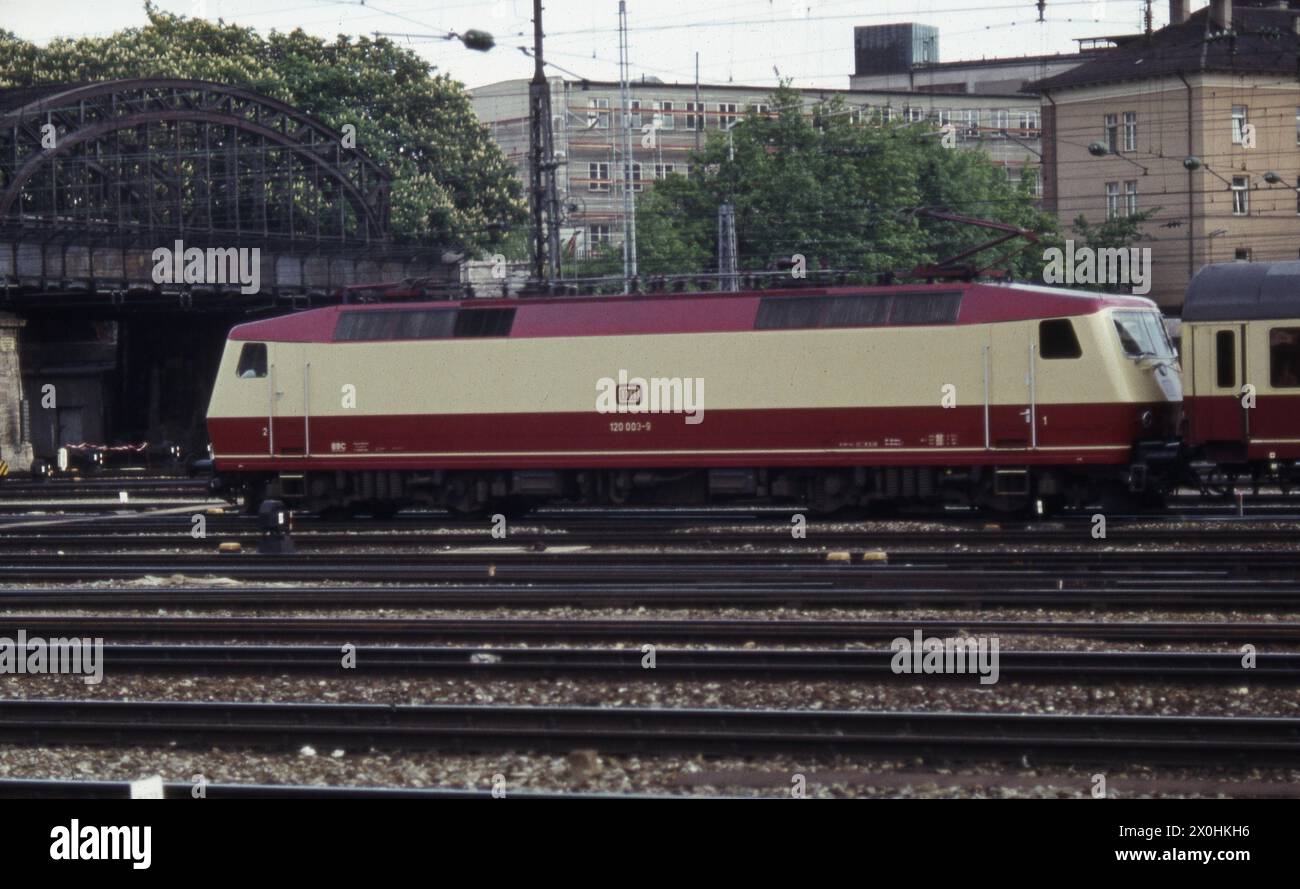 La locomotiva pre-serie 120 003-9 attende il suo prossimo incarico dopo aver sganciato il suo IC. [traduzione automatizzata] Foto Stock