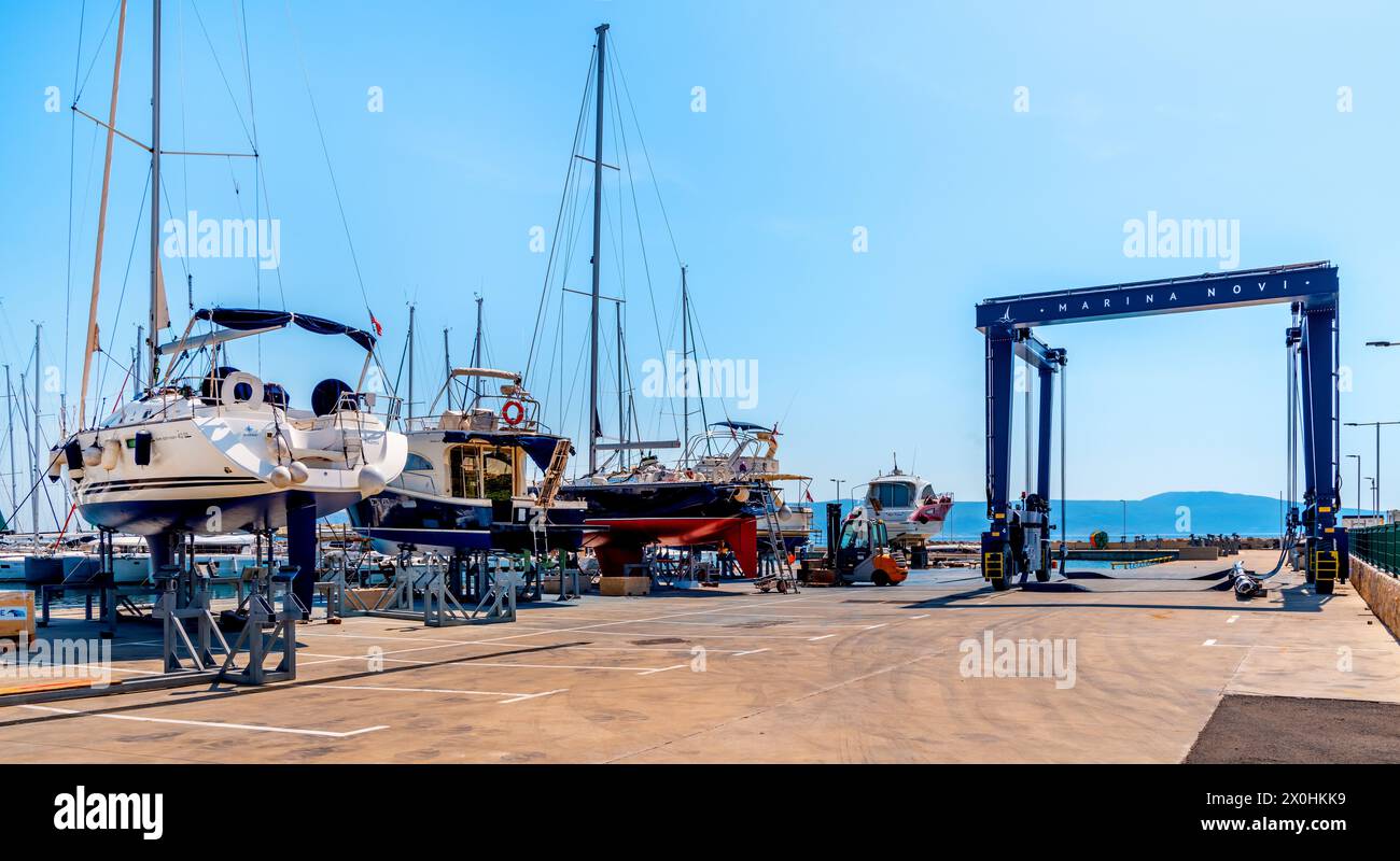 Novi Vinodolski, Croazia, 2023: Marina Novi situata nel porto di una delle principali destinazioni Novi Vinodolski. Foto Stock