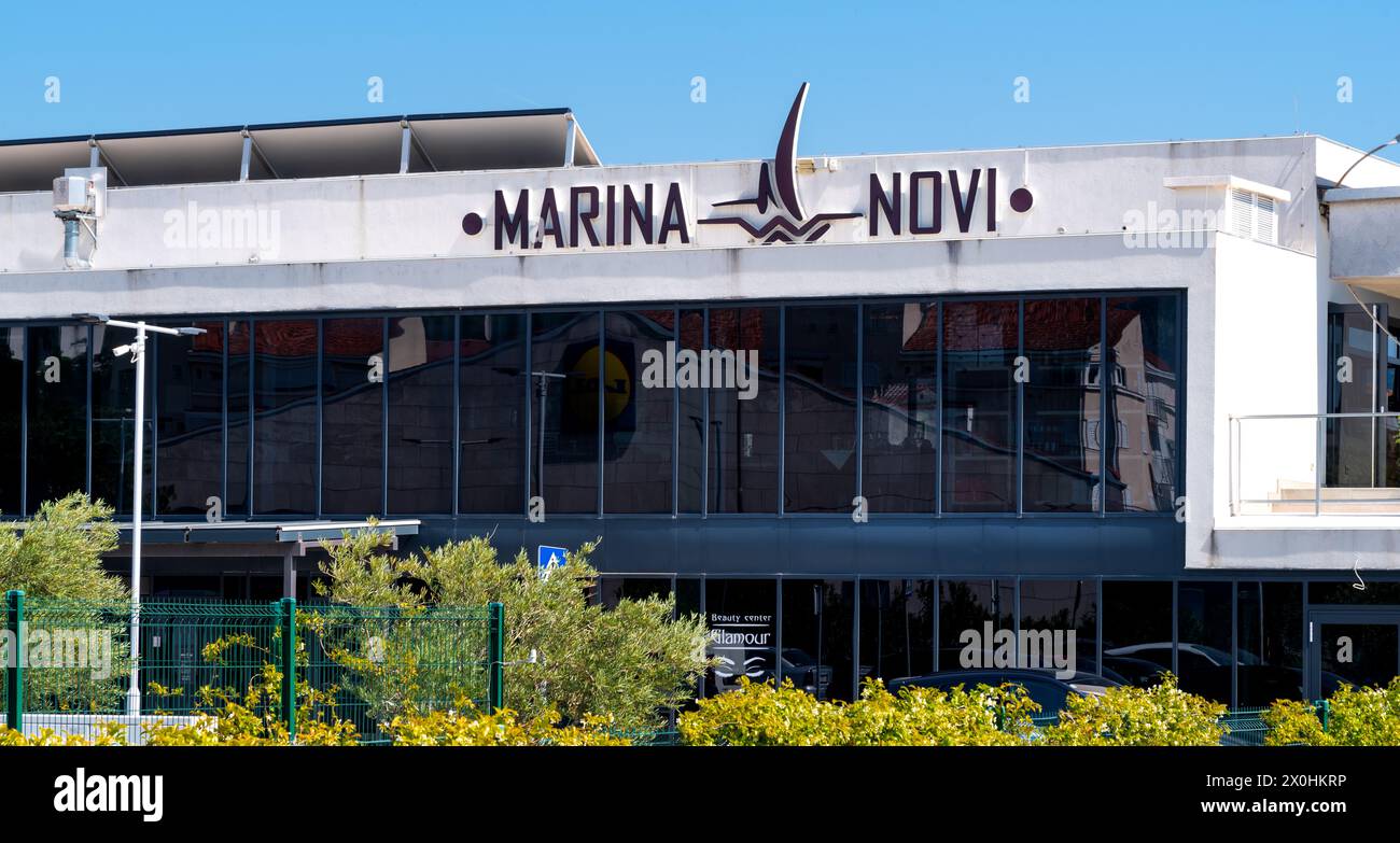 Novi Vinodolski, Croazia, 2023: Marina Novi situata nel porto di una delle principali destinazioni Novi Vinodolski. Foto Stock