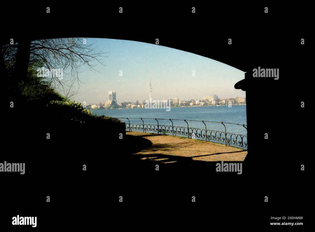 Vista dell'Alster, della torre della televisione e dello skyline di Amburgo da un arco di ponte [traduzione automatica] Foto Stock