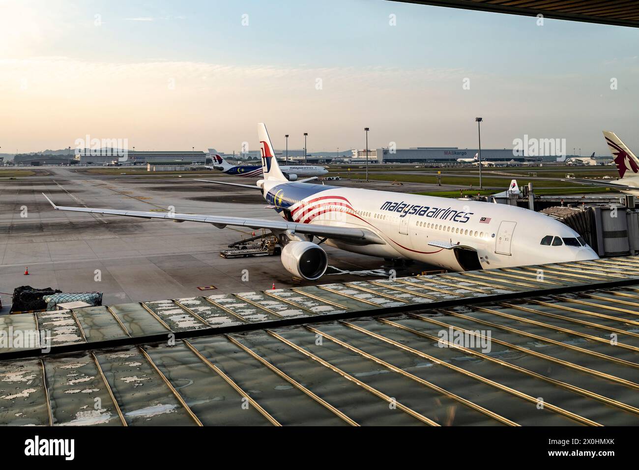 Vista finestra dalla lounge degli aerei parcheggiati all'aeroporto internazionale di Kuala Lumpur, Foto Stock