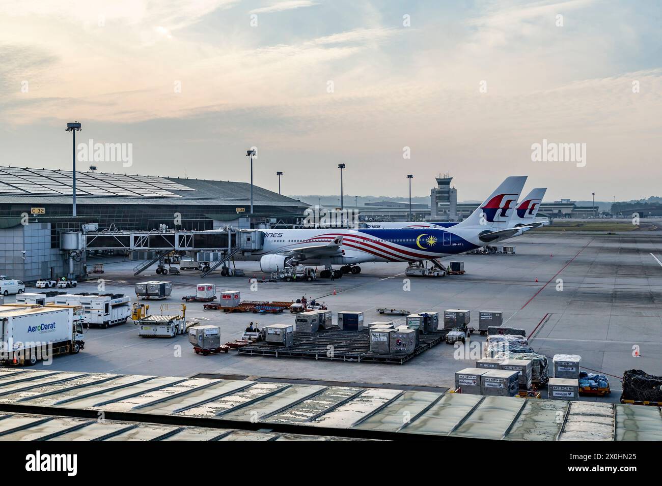 Vista finestra dalla lounge degli aerei parcheggiati all'aeroporto internazionale di Kuala Lumpur, Foto Stock