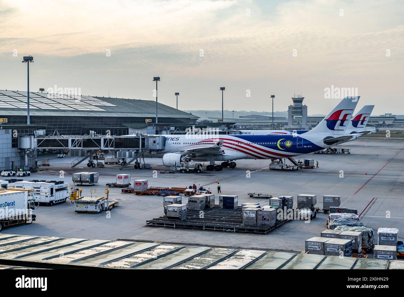 Vista finestra dalla lounge degli aerei parcheggiati all'aeroporto internazionale di Kuala Lumpur, Foto Stock