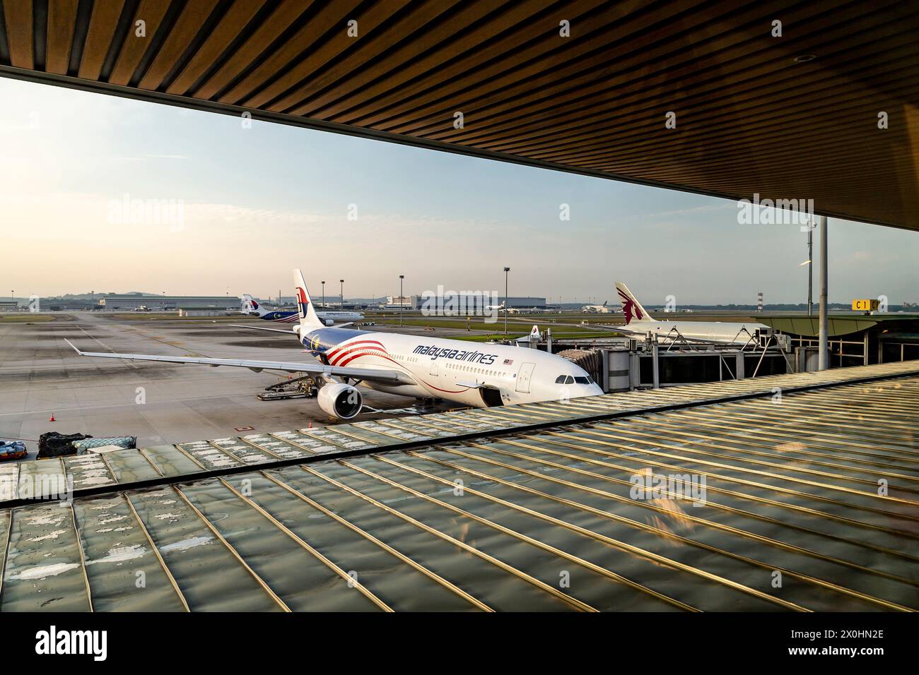 Vista finestra dalla lounge degli aerei parcheggiati all'aeroporto internazionale di Kuala Lumpur, Foto Stock