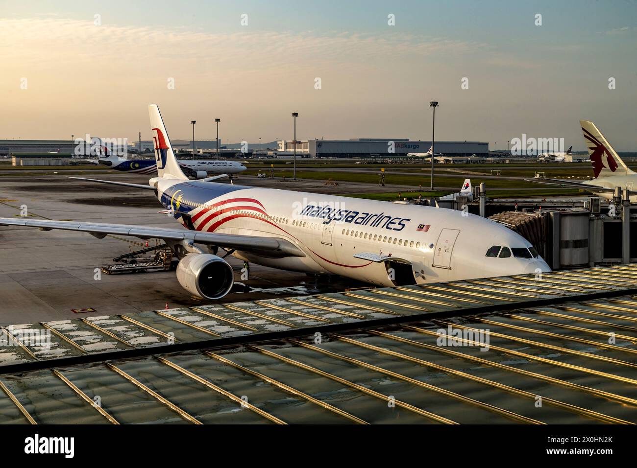 Vista finestra dalla lounge degli aerei parcheggiati all'aeroporto internazionale di Kuala Lumpur, Foto Stock