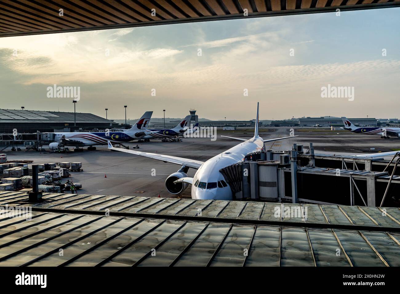 Vista finestra dalla lounge degli aerei parcheggiati all'aeroporto internazionale di Kuala Lumpur, Foto Stock