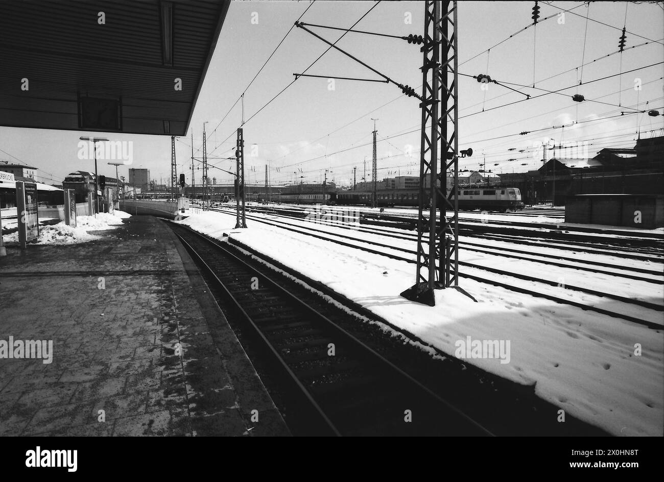 La visuale sui cingoli è ampia. A sinistra, i binari della S-Bahn emergono dal tunnel [traduzione automatica] Foto Stock